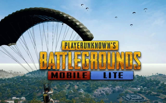 跳傘者在 PUBG Mobile Lite 遊戲場景中降落在熱帶島嶼上。