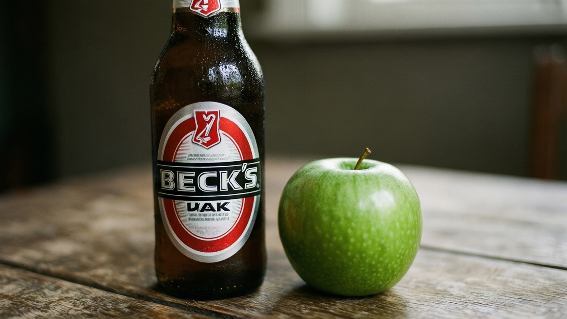 桌布 壁紙 — 一瓶冰凍的Beck's啤酒和一個清脆的青蘋果並排放在質樸的木桌上。