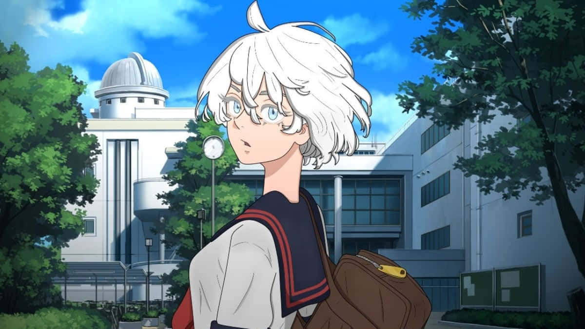  壁紙 — 一位白髮動漫女孩穿著校服，站在一座有圓頂的現代建築外，天空湛藍明亮。