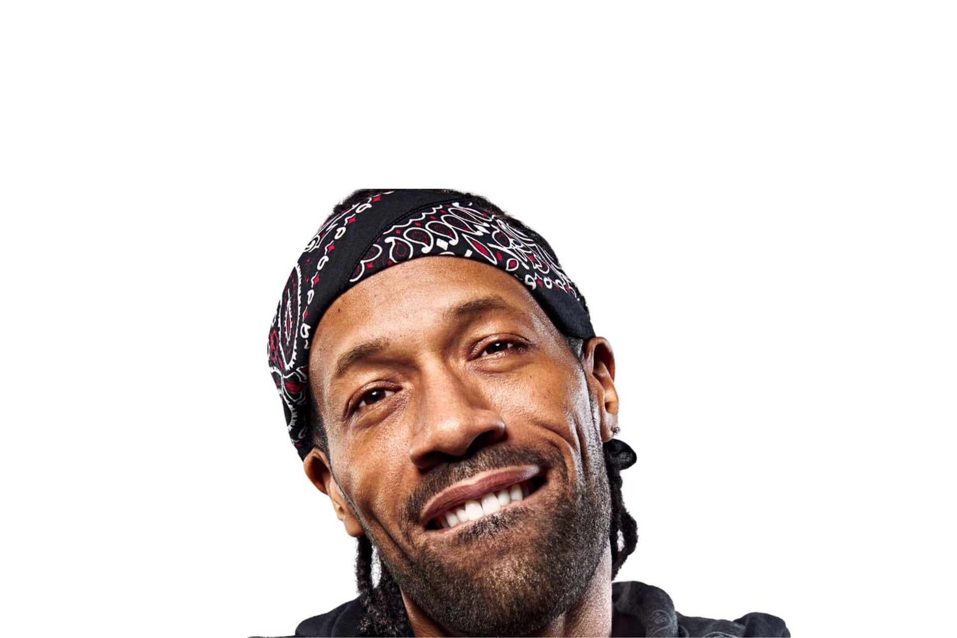  壁紙 — 一位戴著圖案頭巾的快樂男子，在純白背景前溫暖微笑。