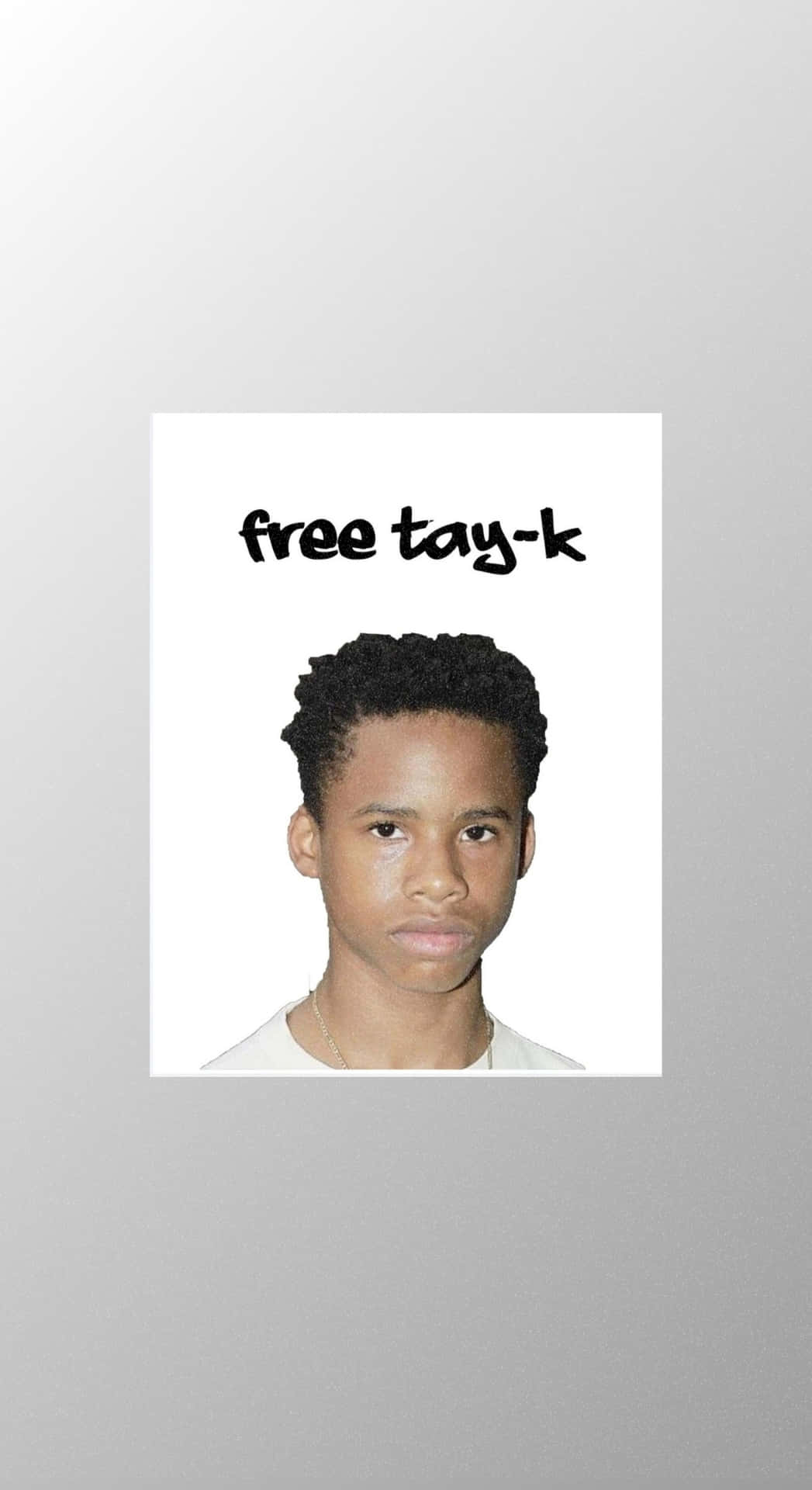  壁紙 — 一位短曲髮的年輕男子在粗體文字 free tay-k 下方直視鏡頭。