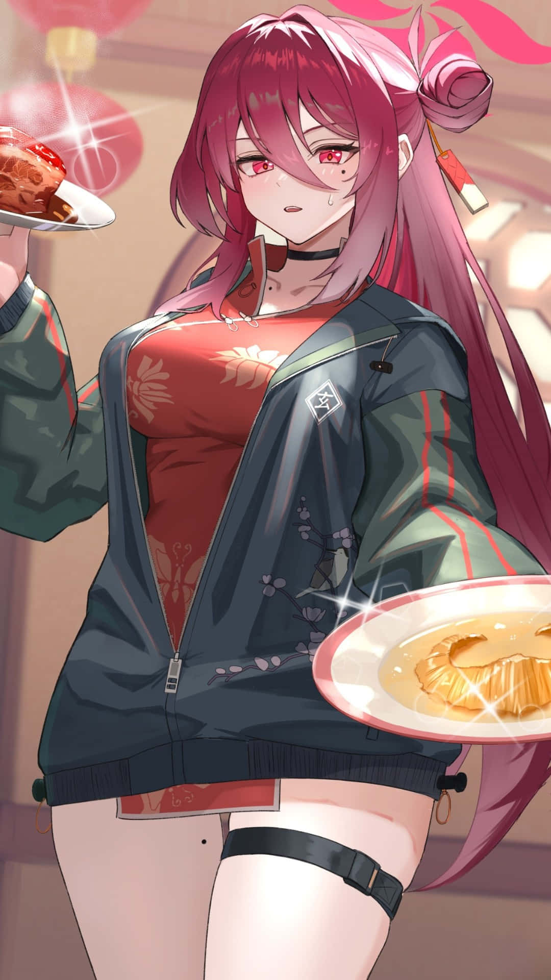  壁紙 — 一位粉紅色頭髮的動漫女孩，穿著紅黑相間的服裝，手持兩盤食物，身後有溫暖的室內光芒。