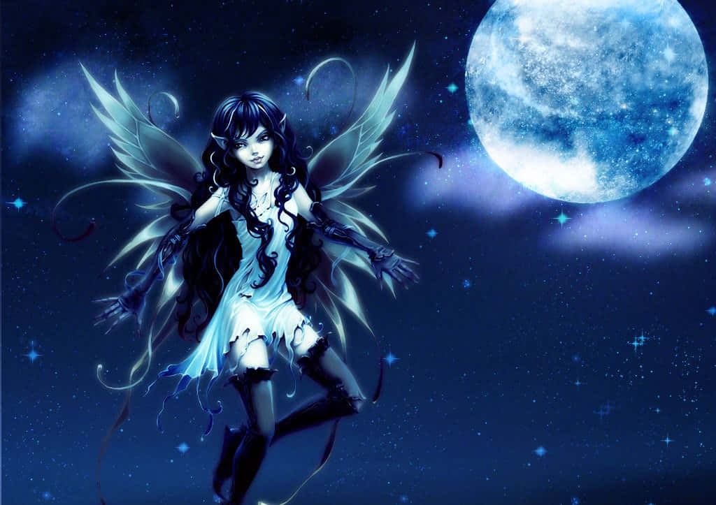 一位黑髮、翅膀發光的仙女，在繁星點點的夜空中，漂浮在巨大的藍色月亮下方。