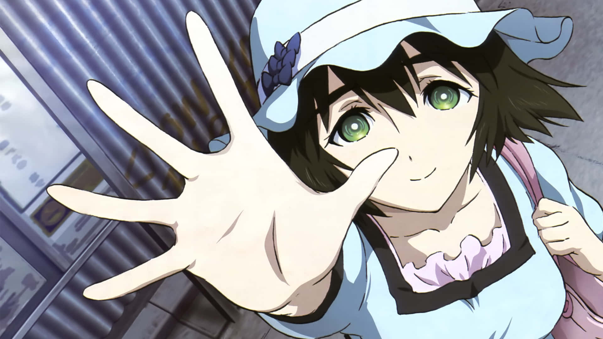 Mayuri Shiina 桌布 壁紙 — 一位開朗的動漫女孩，綠色眼睛，戴著淺藍色帽子，在充滿活力的城市環境中向觀眾揮手。