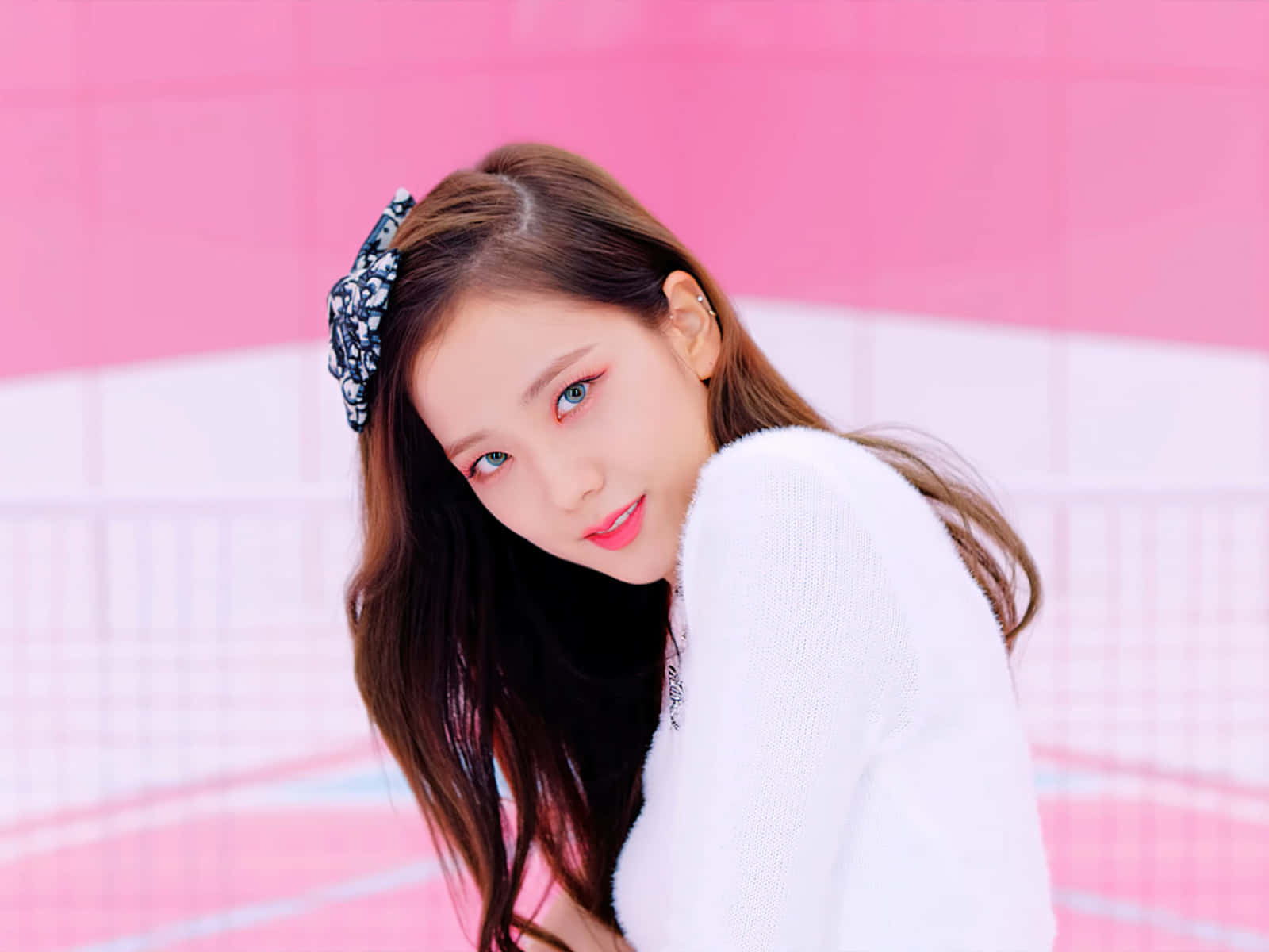 BLACKPINK Jisoo 冰淇淋MV造型 壁紙 — 一位藍眼睛、戴著花卉髮飾的年輕女子，在充滿活力的粉紅色和白色瓷磚牆前溫柔地微笑。