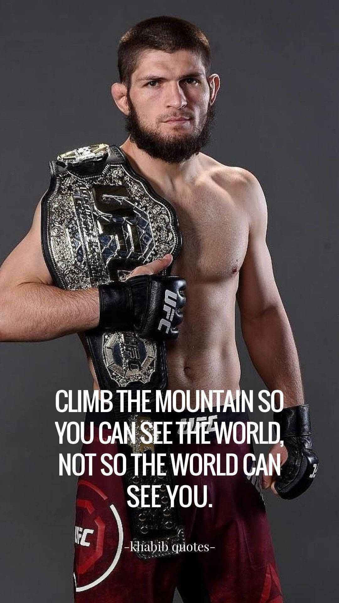 UFC拳手Khabib Nurmagomedov手持冠軍腰帶並附有勵志語錄。