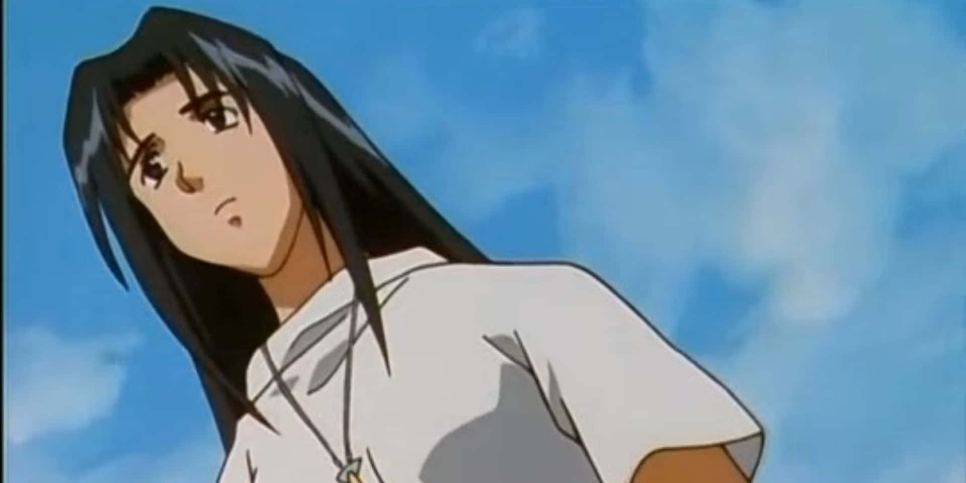 壁紙 — 一位年輕的動漫女孩，長長的黑髮，穿著白色襯衫，仰望明亮的藍天，天空中有柔軟的白雲。