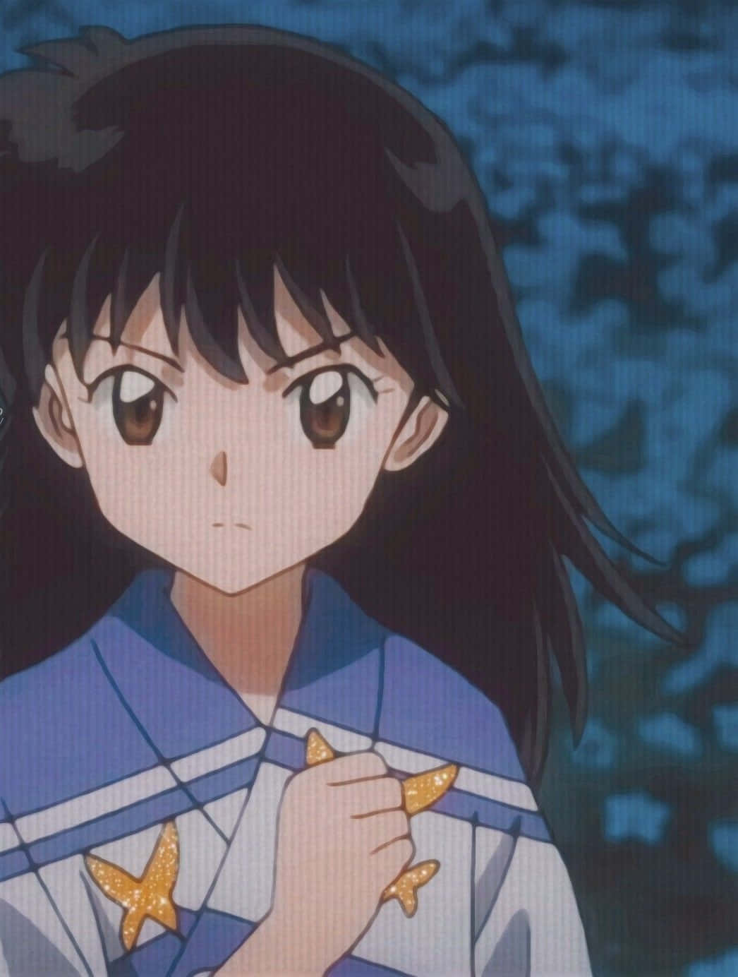 Inuyasha And Rin 桌布 壁紙 — 一位年輕的動漫女孩，深色頭髮和棕色眼睛，穿著藍白校服，在模糊的藍色背景前手持金色星形物體。