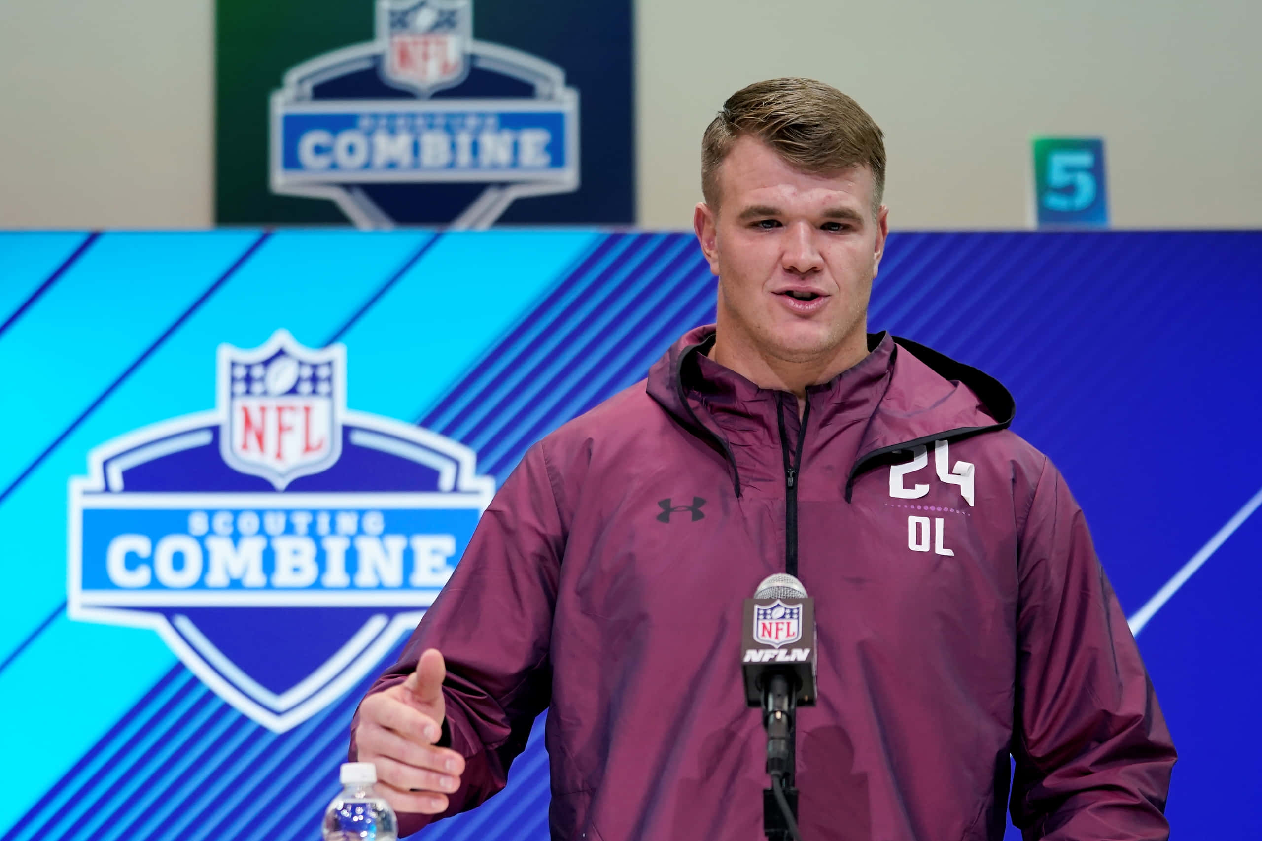 NFL球員在選秀聯合試訓記者活動中發言。
