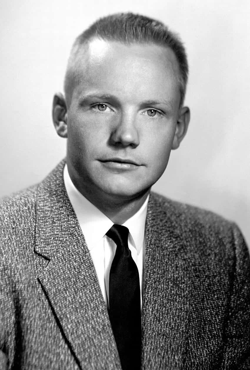 Neil Armstrong 桌布 壁紙 — 一位年輕男子穿著質感西裝和深色領帶，表情嚴肅地直視鏡頭的黑白肖像。