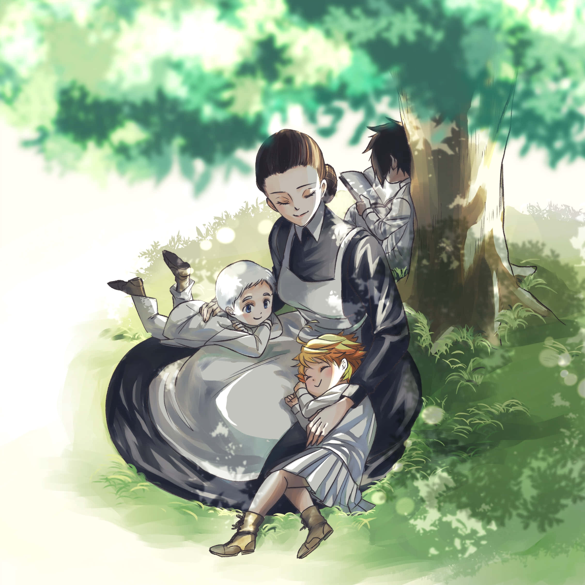The Promised Neverland Isabella 桌布 壁紙 — 一位寧靜的動畫母親與三個孩子在陽光明媚的樹下，於茂密的綠色森林空地中休息。