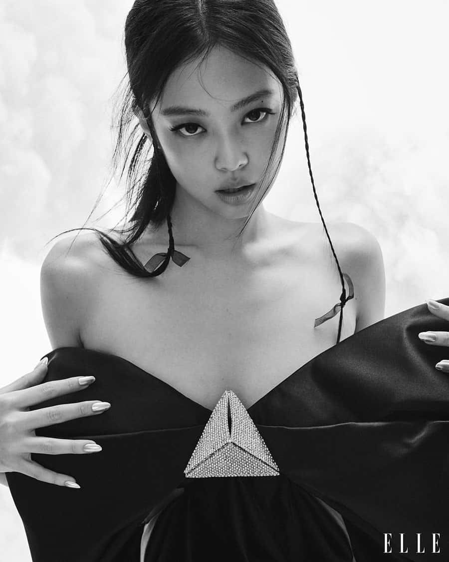 BLACKPINK Jennie Kim為《Elle》拍攝性感黑白寫真 壁紙 — 一位女士穿著露肩禮服，佩戴寶石三角形胸針，引人注目的黑白肖像。