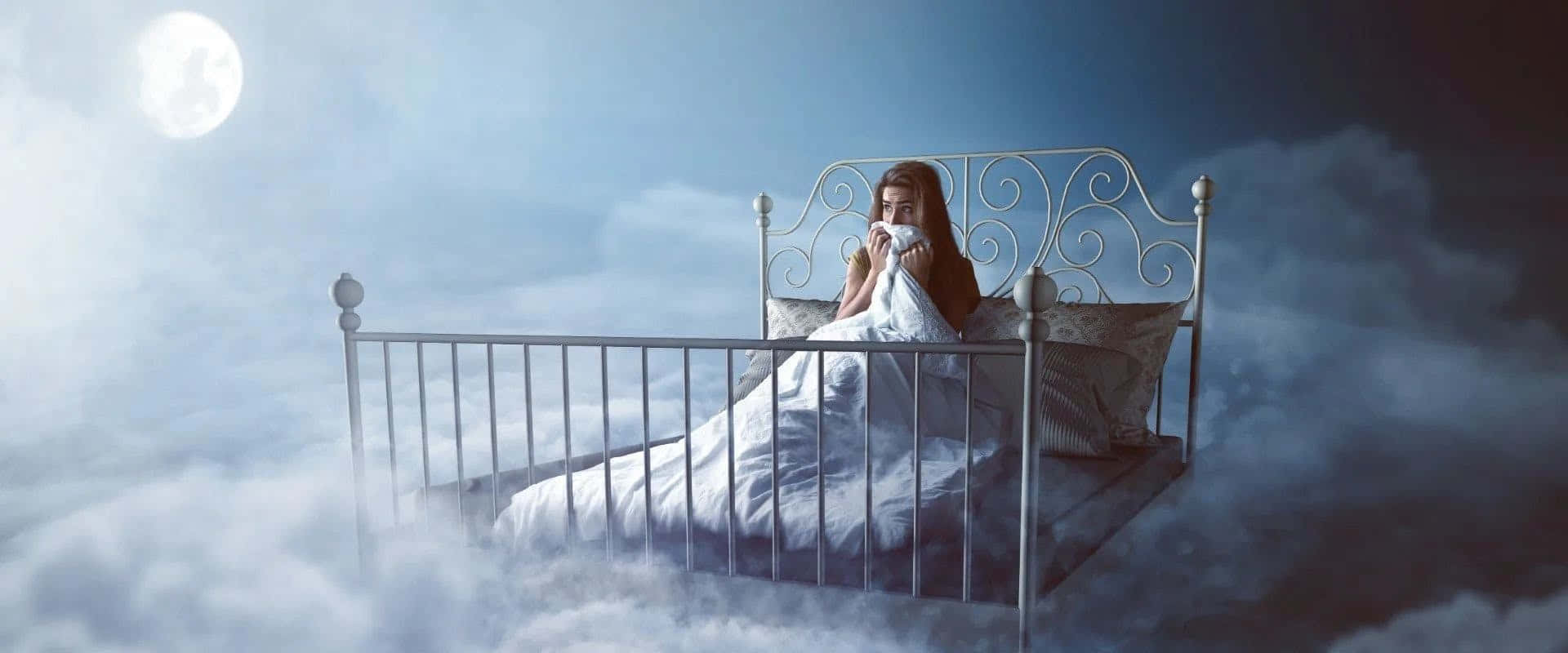  壁紙 — 一位身穿白色床單的女子漂浮在雲層之上，月光灑落，營造出夢幻而寧靜的夜晚氛圍。