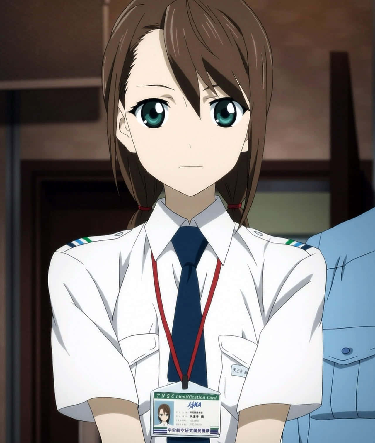  壁紙 — 一位身穿白色制服、繫著藍色領帶並佩戴身份證的年輕動漫女孩，在室內交叉雙臂站立。