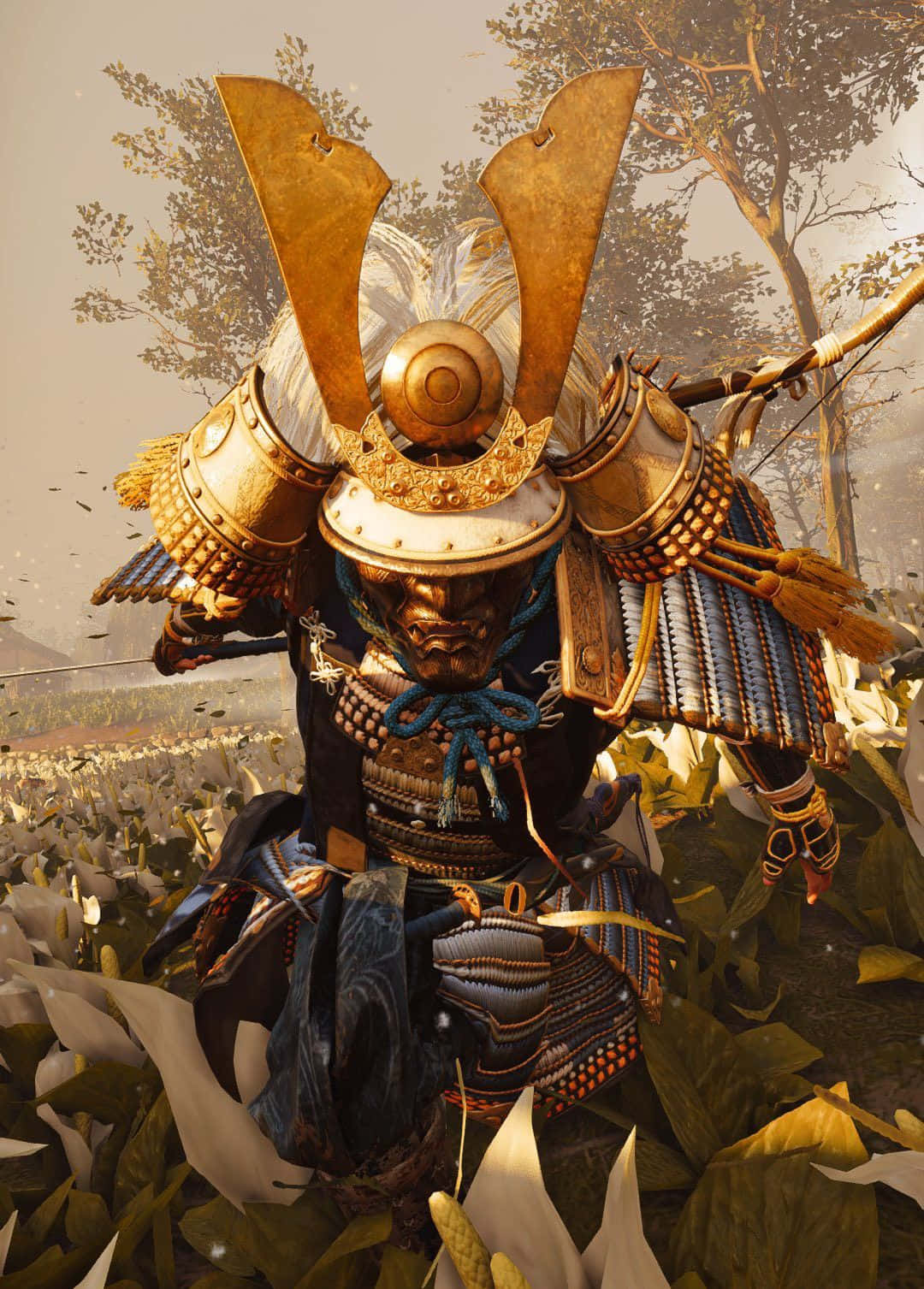  壁紙 — 一位身穿華麗金色鎧甲的武士站在霧氣瀰漫的森林中，手持弓箭，周圍是秋天的落葉。