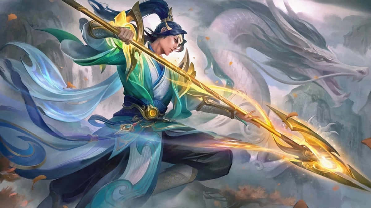  壁紙 — 一位身穿飄逸藍綠長袍的戰士揮舞著發光的金色長矛，身後一條雄偉的白龍在煙霧繚繞的山地國度中盤旋。