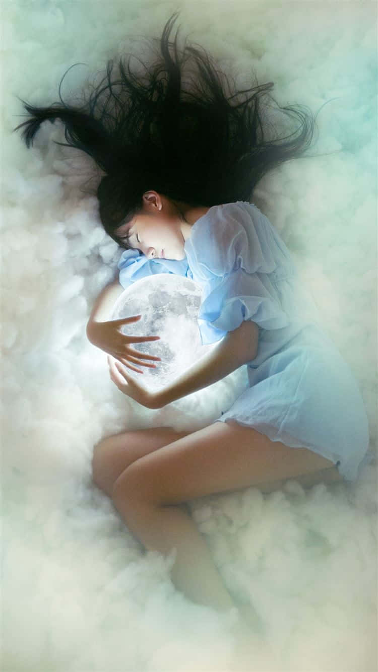  壁紙 — 一位身穿淺藍色連衣裙的年輕女子在柔軟的白雲中懷抱著發光的月亮，安詳地睡著。