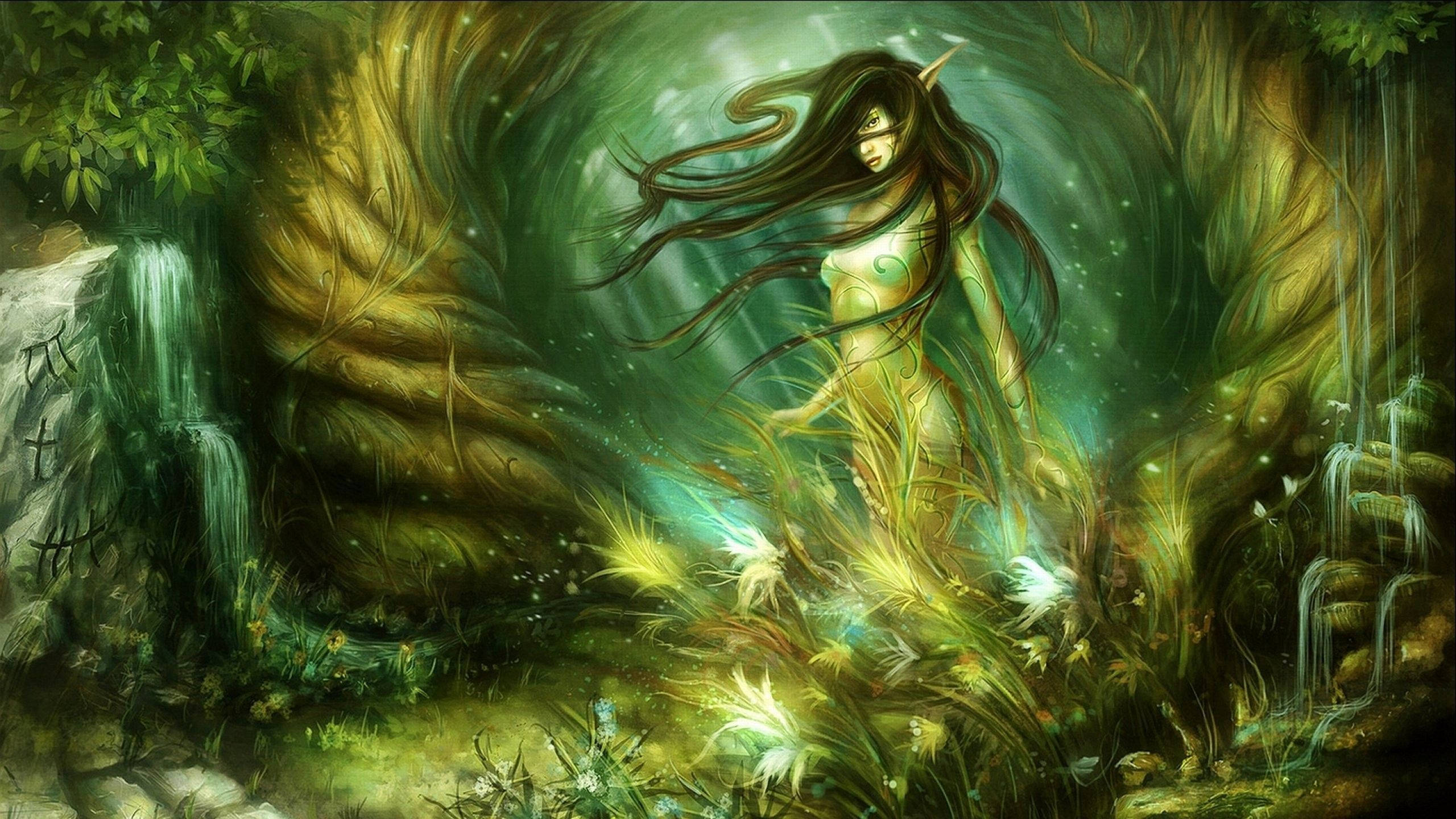 神秘的精靈女性在充滿瀑布和發光植物的魔法森林中發光。