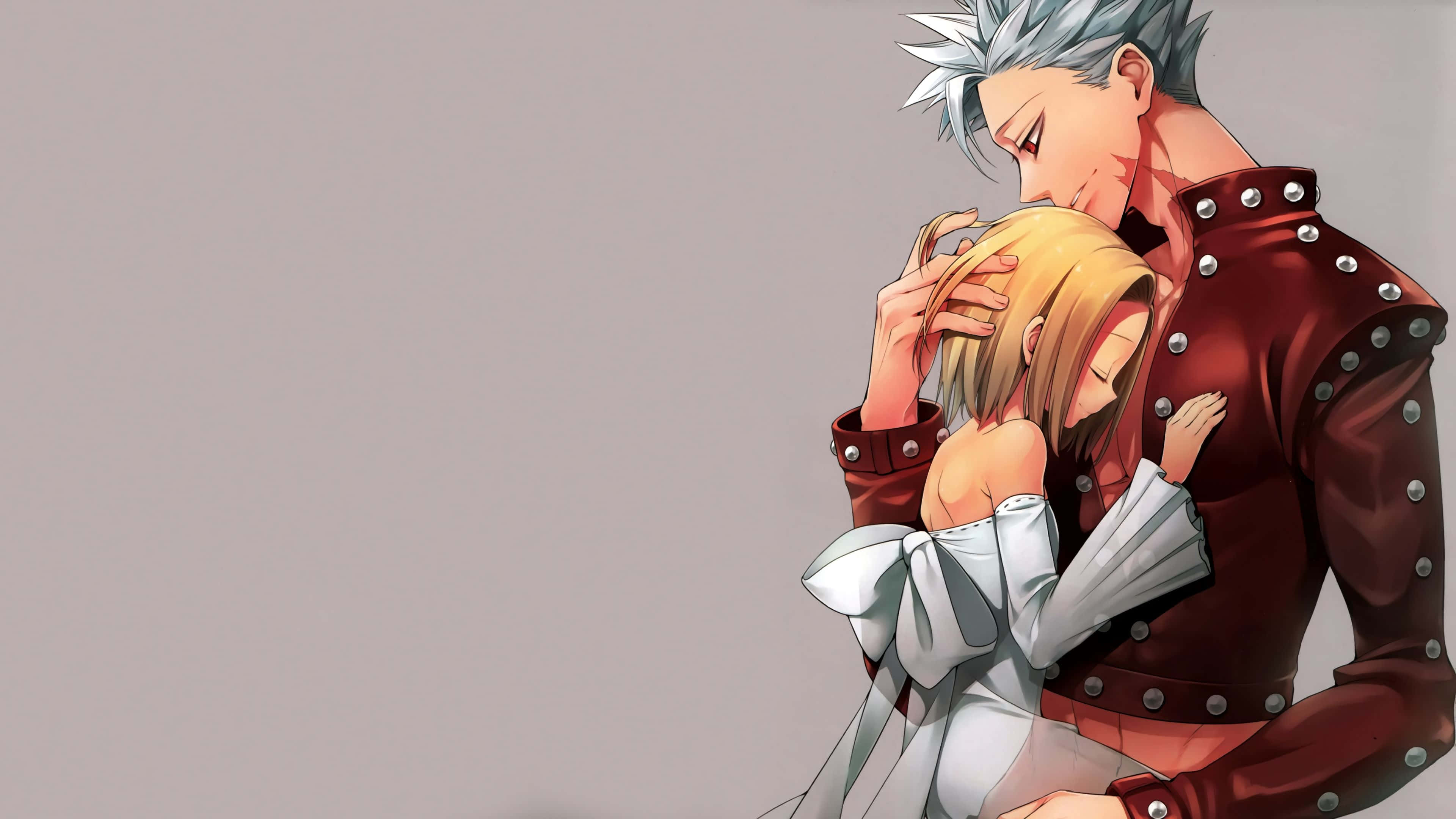 Seven Deadly Sins Ban 桌布 壁紙 — 一位銀髮動漫男子身穿飾有鉚釘的紅色外套，溫柔地擁抱一位身穿白色連衣裙的金髮女子，背景為純灰色。