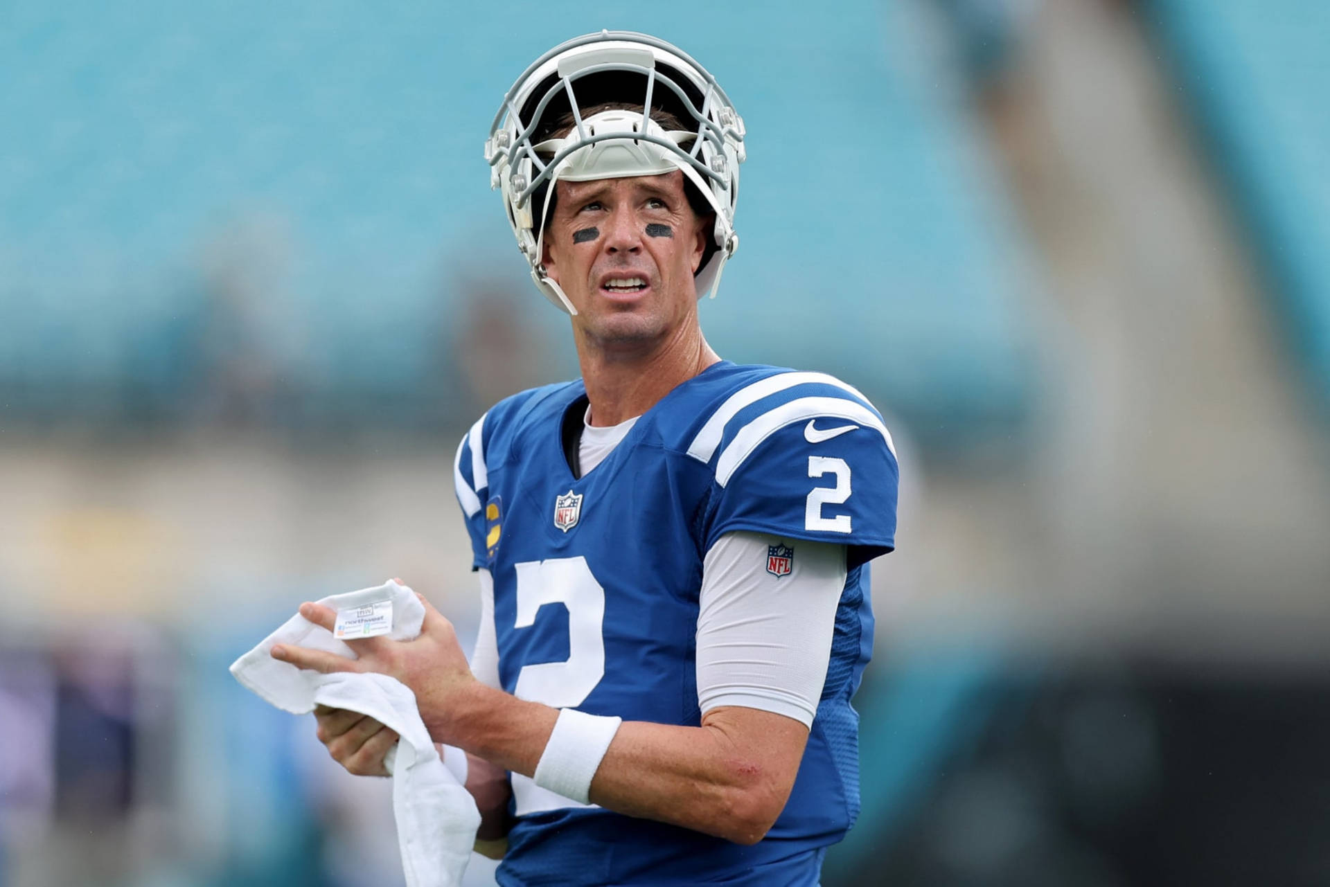NFL四分衛在比賽中用毛巾擦臉