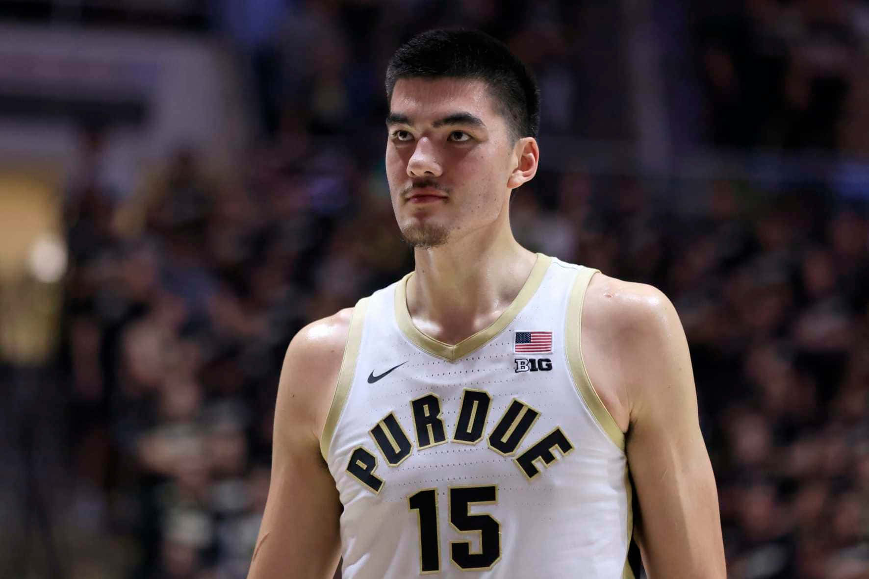  壁紙 — 一位專注的普渡大學籃球運動員，身穿白色15號球衣，站在球場上，背景是模糊的人群。