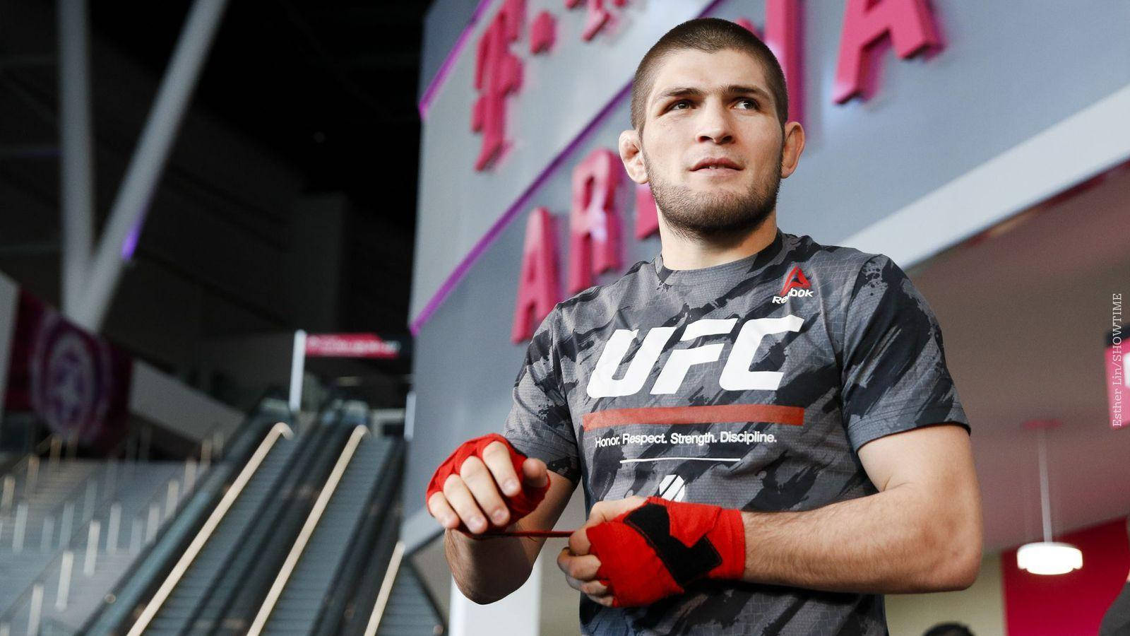 UFC拳手在體育競技場內用紅色手套纏手。