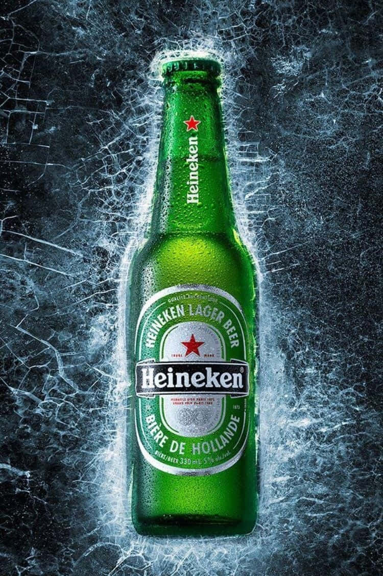 冰凍的喜力啤酒瓶被霜和冰裂紋包圍。