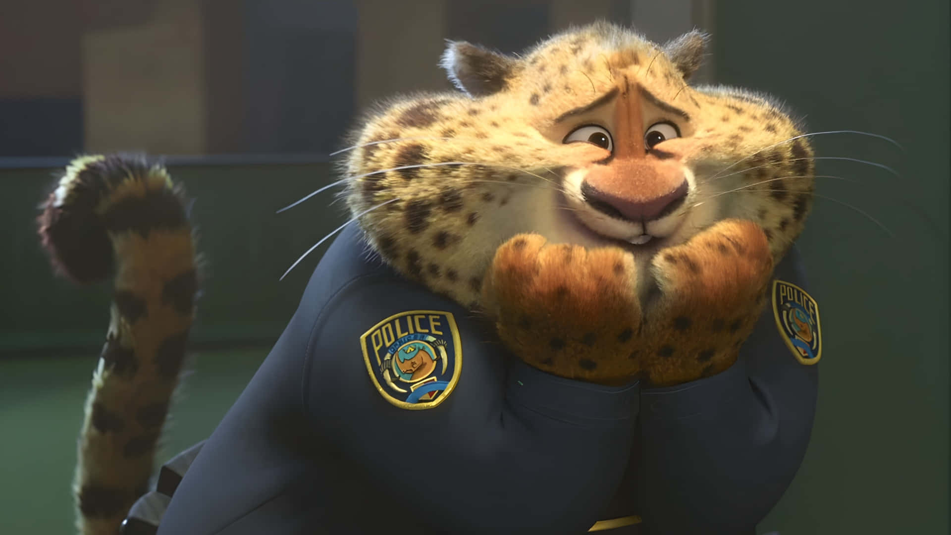  壁紙 — 一隻穿著警察制服、開心動畫化的豹，在下巴下方交疊著爪子，溫暖地微笑。