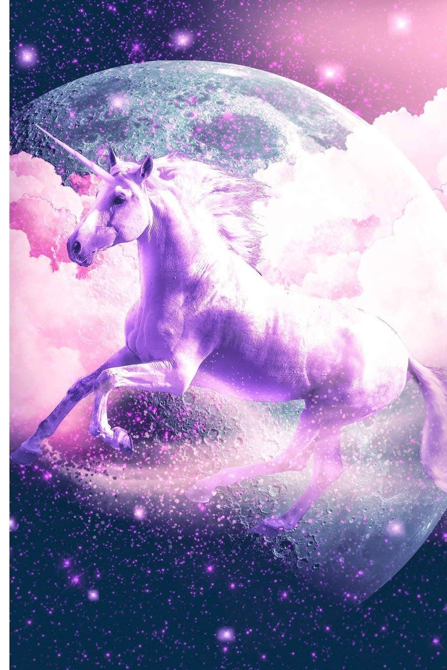 一隻雄偉的紫色獨角獸在星空粉紅天空中的月亮上奔跑。