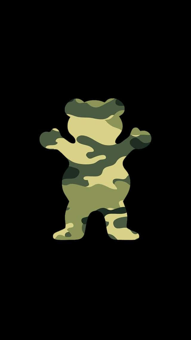  壁紙 — 一隻風格化的卡通熊穿著軍用迷彩，在純黑色背景前張開雙臂站立。