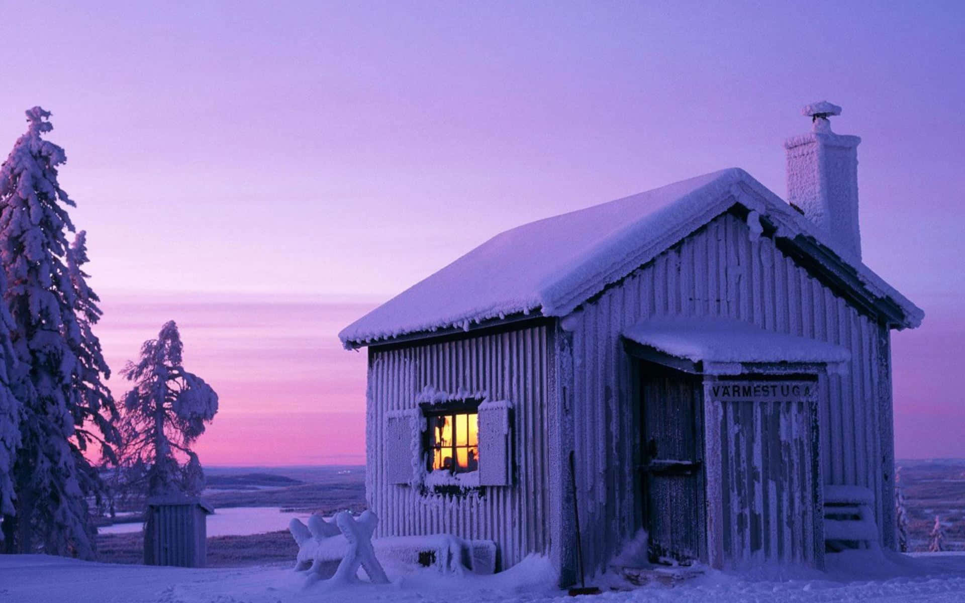 冬日雪地中的舒適小屋，窗戶在暮色中散發出溫暖的光芒。