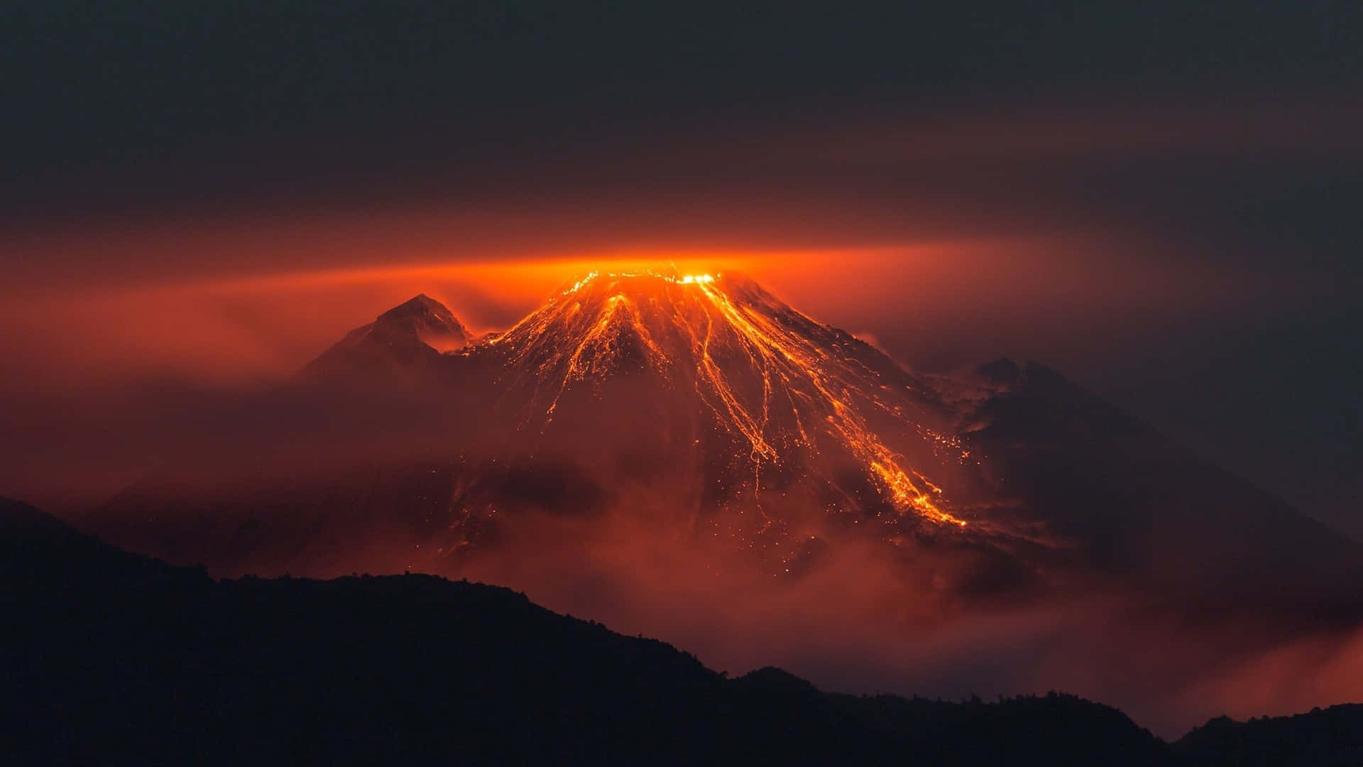 夜間爆發的火山，熾熱的熔岩沿著山坡流下。
