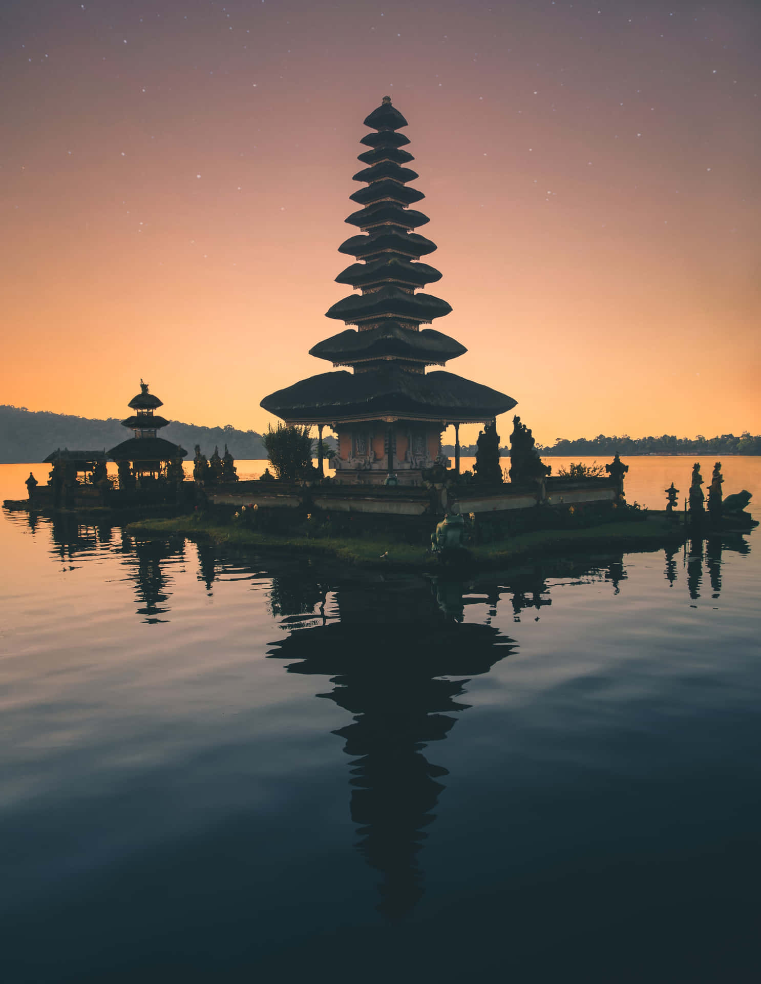暮色中水上峇里島寺廟，星空與完美倒影