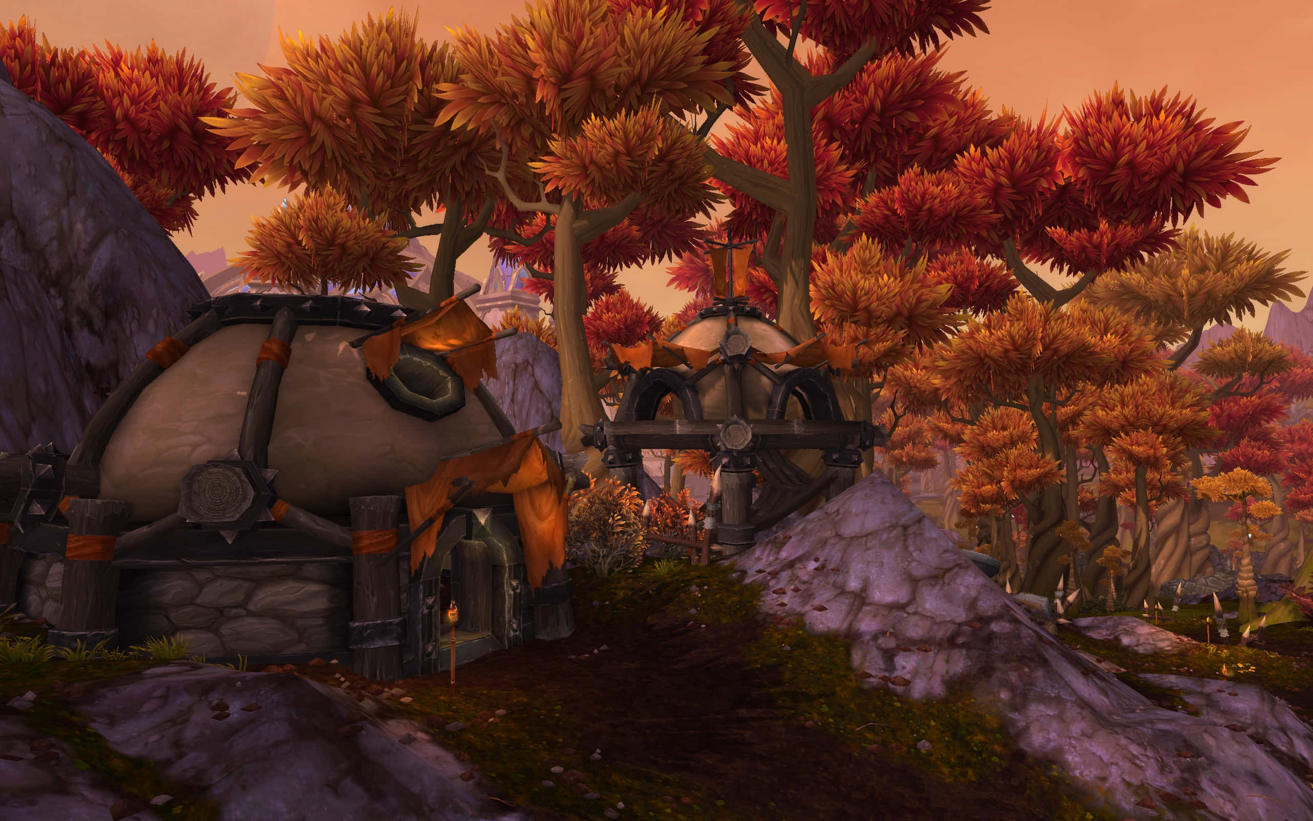 World Of Warcraft Warlords Of Draenor 桌布 壁紙 — 一座質樸的石木住宅，坐落在火紅的橙樹之間，沐浴在溫暖的日落天空下。