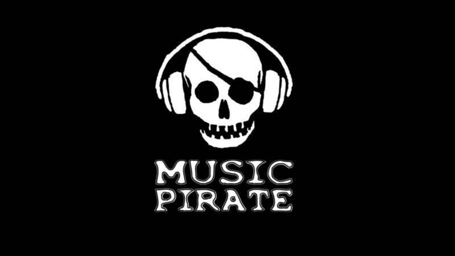 黑色背景上，白色骷髏頭戴著耳機和眼罩，上方有 Music Pirate 字樣。