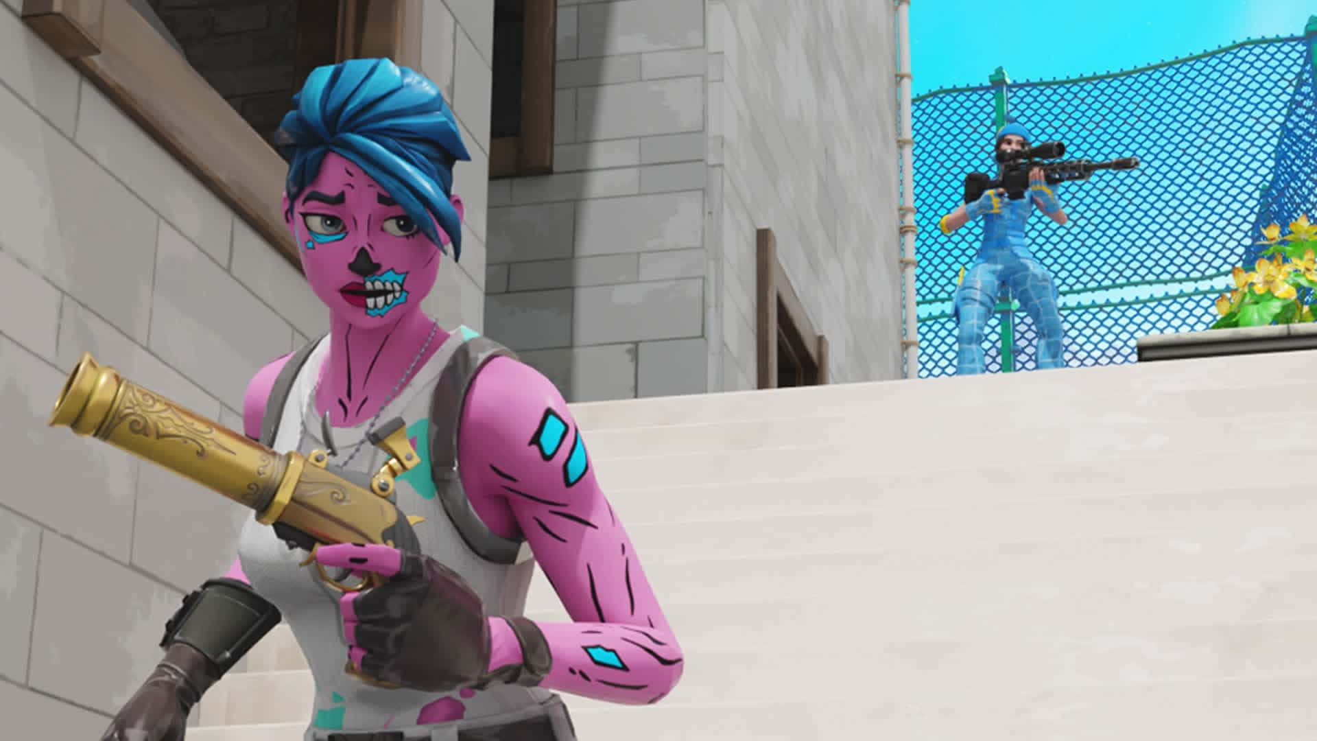  壁紙 — 一個粉紅色皮膚、藍色頭髮的Fortnite角色手持金色大砲，而另一名玩家從天台圍欄瞄準。