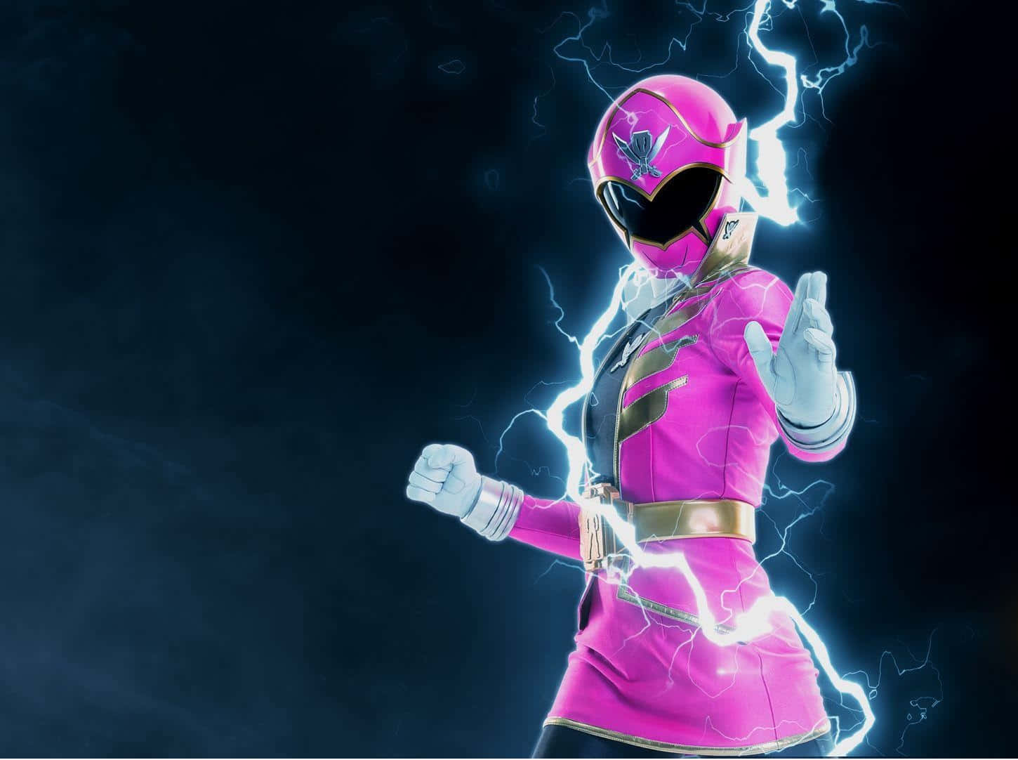  壁紙 — 一個粉紅色的Power Ranger以動感姿態站立，周圍環繞著噼啪作響的閃電，背景是黑暗風暴。
