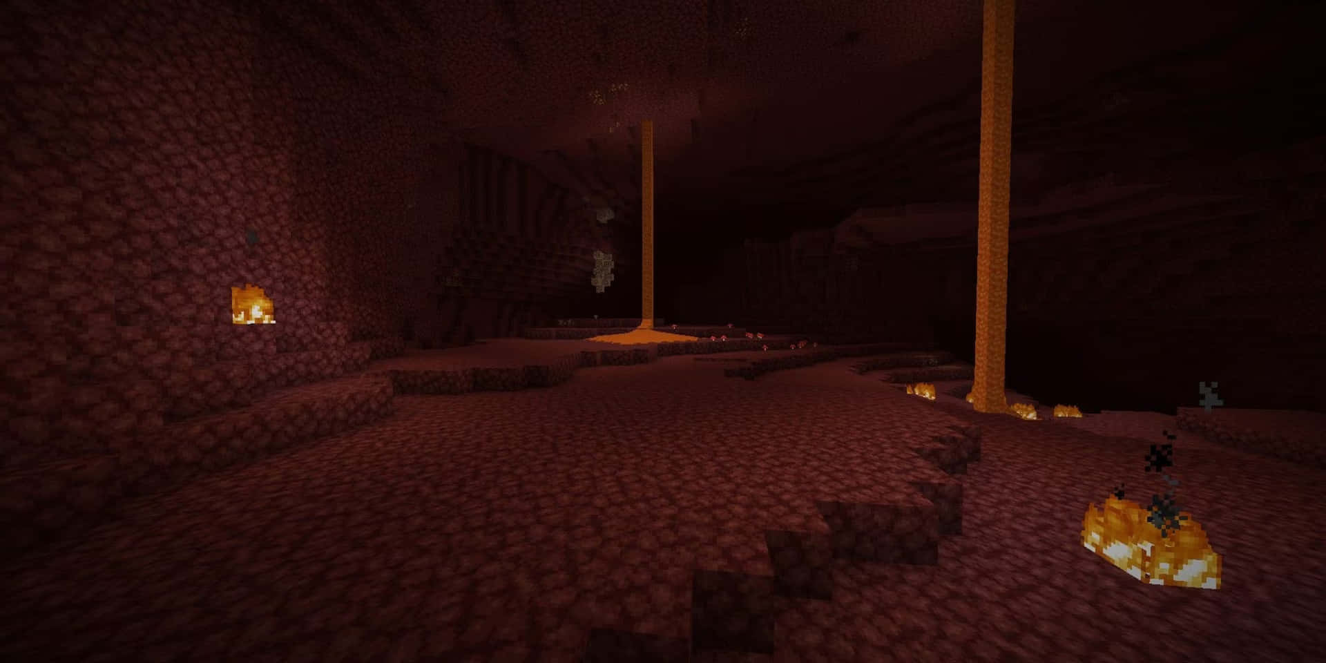  壁紙 — 一個光線昏暗的Minecraft洞穴，發光的火炬和金礦石塊照亮了方塊狀的地下地形。