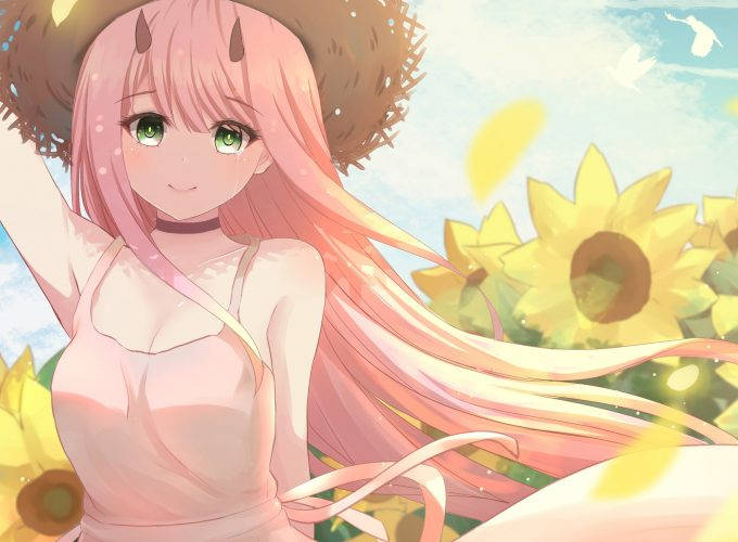 Zero Two 在日光下追逐向日葵 壁紙 — 一個開心的動漫女孩，粉紅色頭髮和綠色眼睛，在向日葵田裡微笑，背景是明亮的藍天。