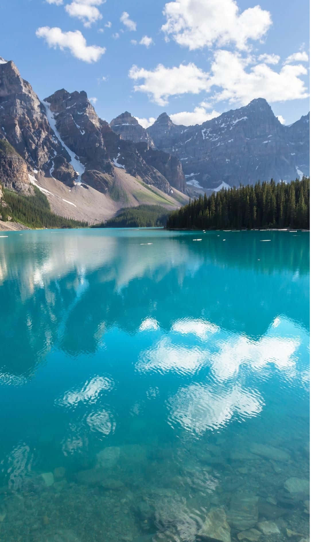  壁紙 — 一個令人驚嘆的綠松石色湖泊，在明亮的藍天下映照著白雪覆蓋的山脈和蓬鬆的雲朵。