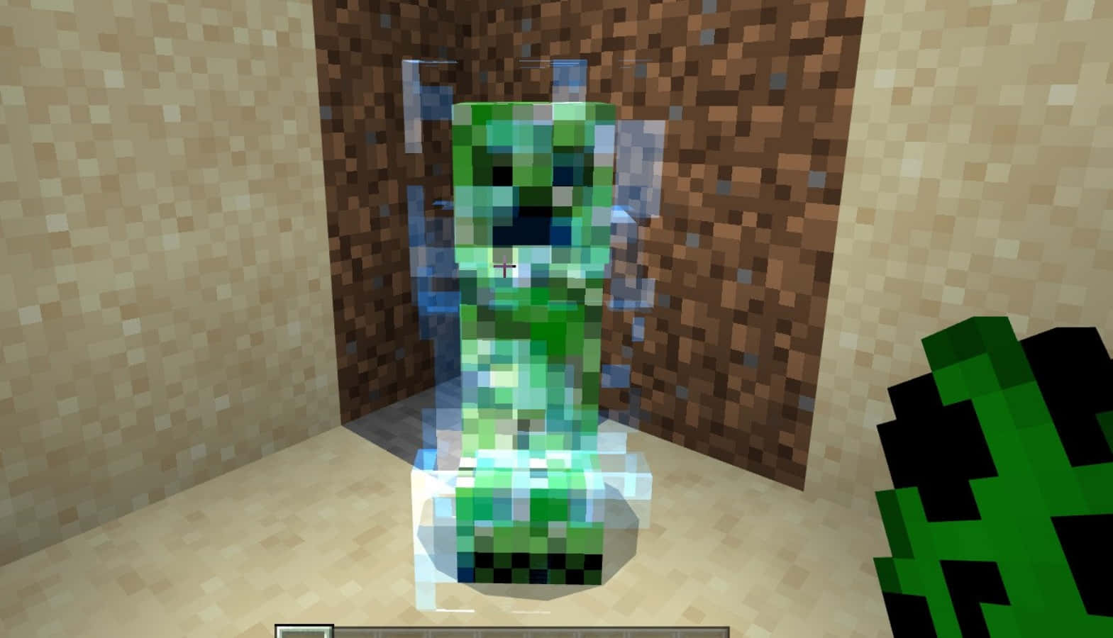 Charged Creeper 桌布 壁紙 — 一個像素化的綠色爬行者站在一個有泥土牆壁和沙地地板微微發光的Minecraft房間裏。
