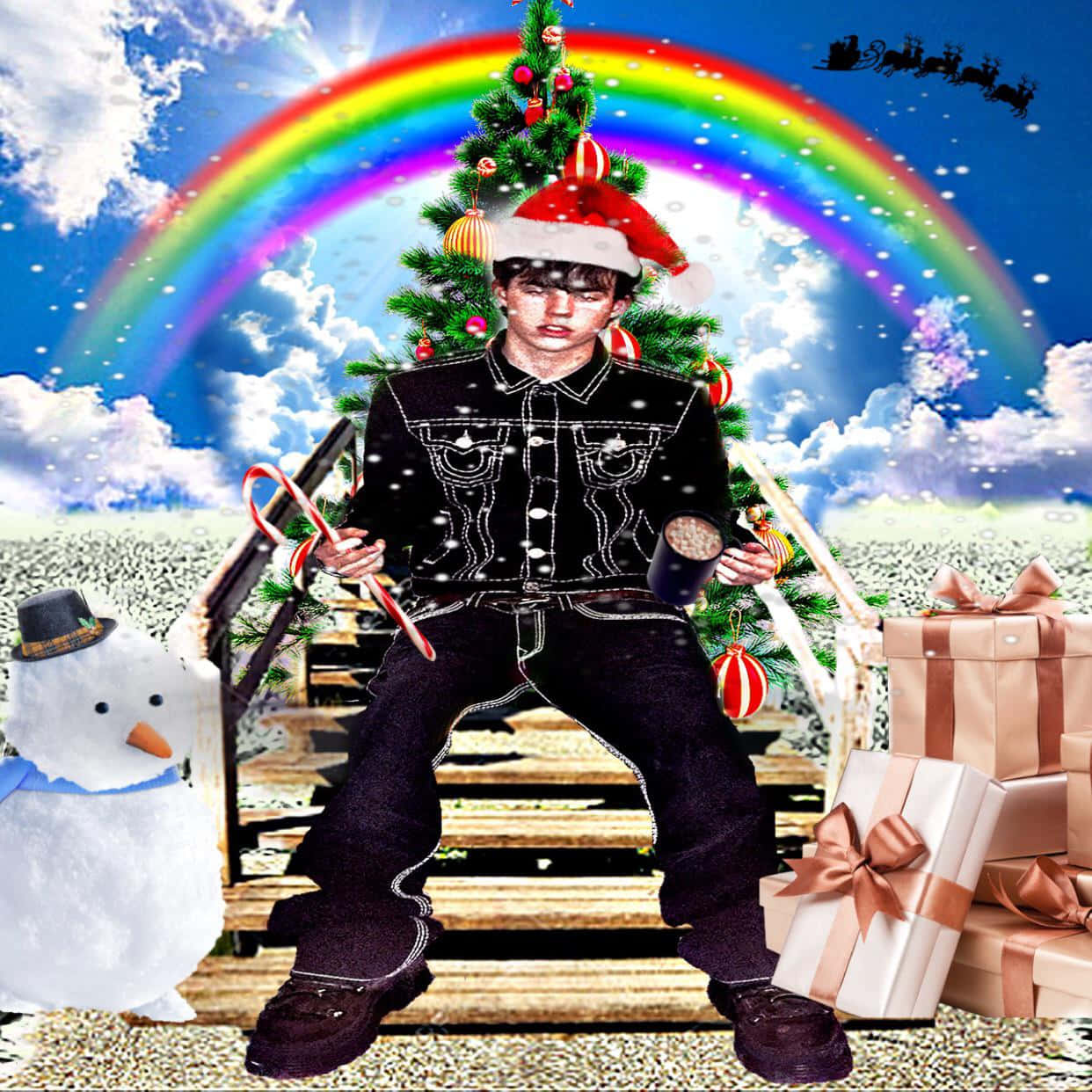 Christmas Rainbow 桌布 壁紙 — 一個戴聖誕帽的年輕男子坐在樓梯上，旁邊有一個拿著糖果杖的雪人，在彩虹下，還有裝飾好的聖誕樹和禮物。