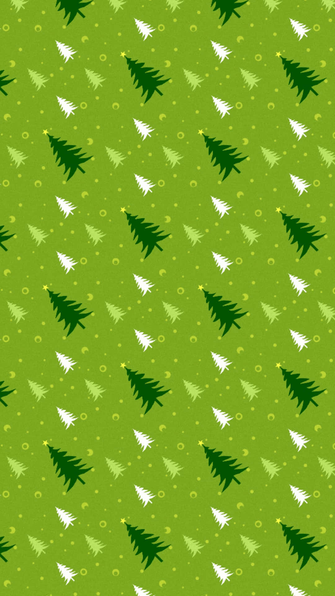 Christmas Pattern 桌布 壁紙 — 一個節日綠色牆紙圖案，散落著深色和白色的聖誕樹，帶有黃色星星和圓形裝飾。