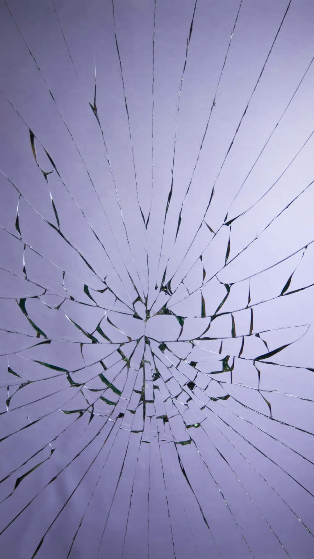  壁紙 — 一塊破碎的玻璃板，從中央撞擊點向外輻射出尖銳裂縫，背景為柔和的紫色。