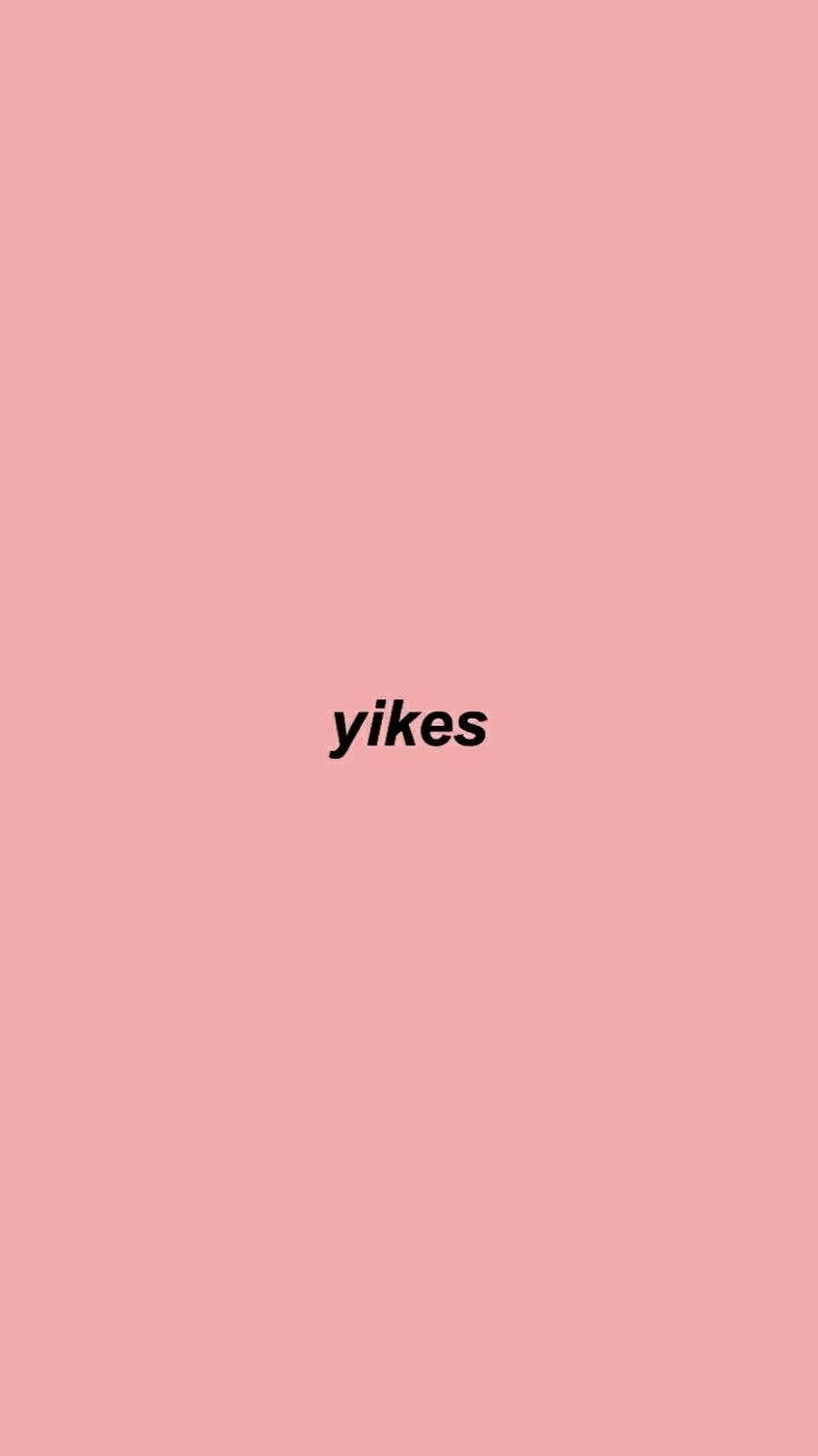 Yikes 美感文字 壁紙 — 單詞 yikes 以粗體黑色文字居中顯示在純色柔和粉紅色背景上。