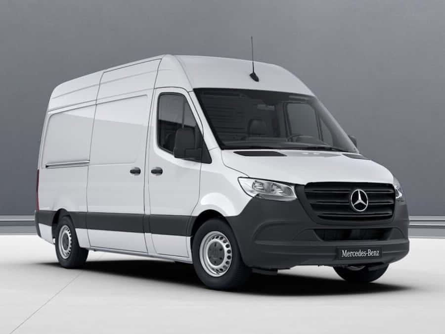Mercedes Benz Sprinter 桌布 壁紙 — 一輛純白色的 Mercedes-Benz Sprinter 客貨車在極簡風格的工作室中展示，背景為中性灰色，光線柔和。
