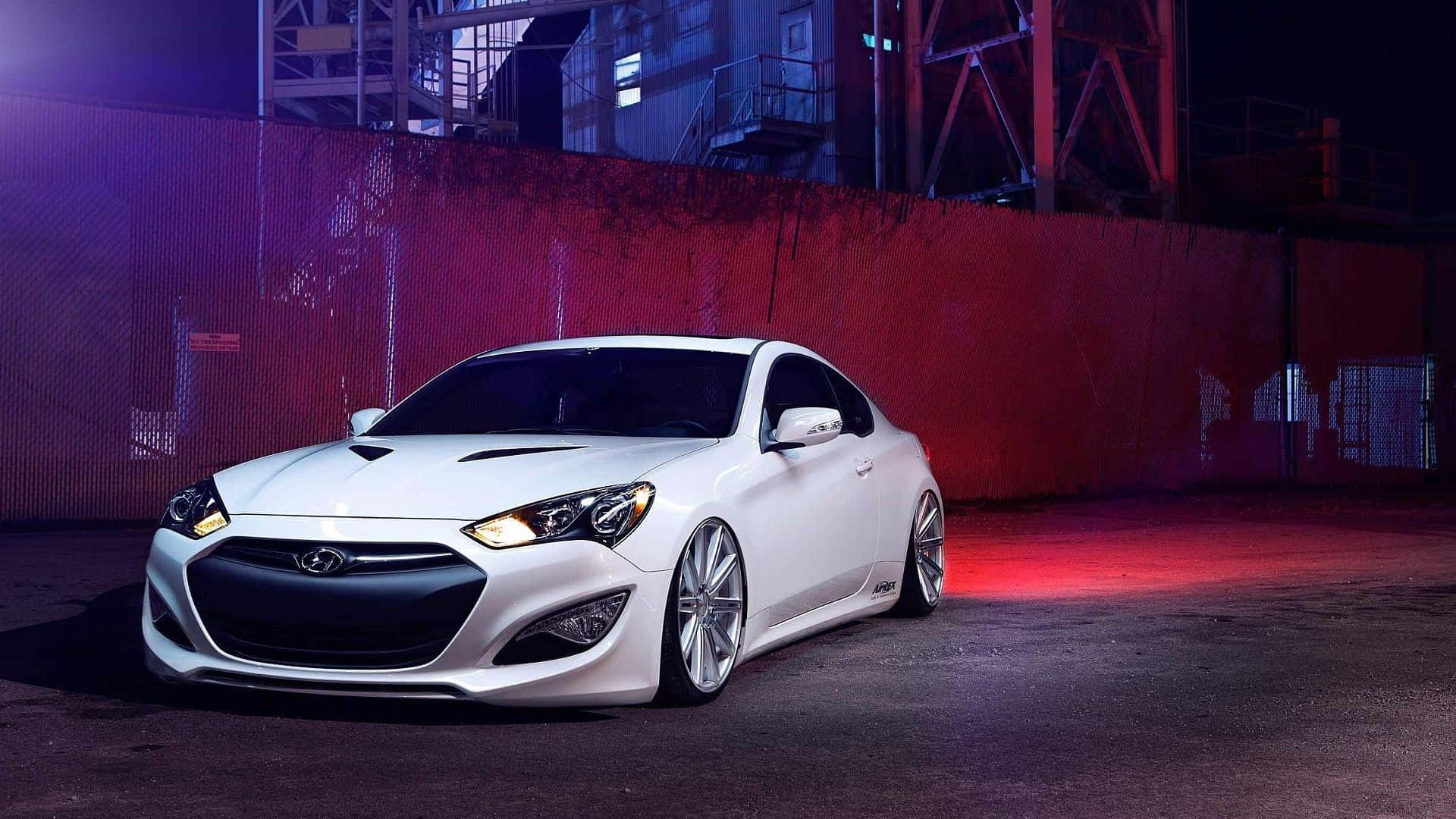 Hyundai Genesis 桌布 壁紙 — 一輛時尚的白色跑車在霓虹燈下，以粗獷的城市夜景為背景閃耀著光芒。