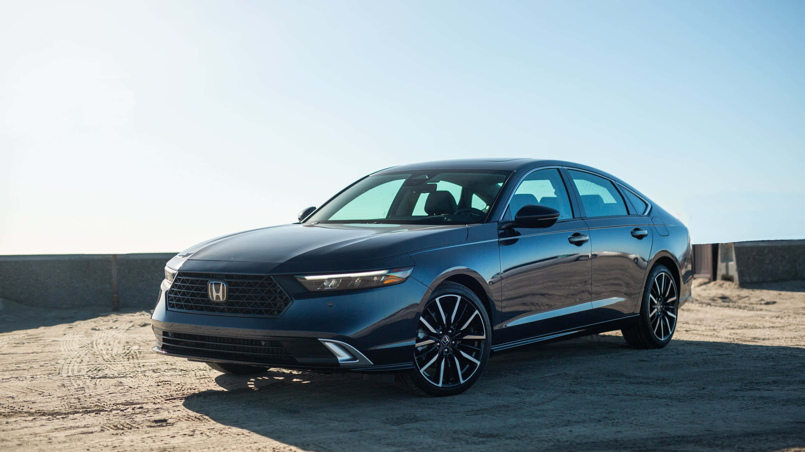 Honda Accord 桌布 壁紙 — 一輛時尚的深藍色本田轎車停泊在沙地上，天空晴朗明亮。