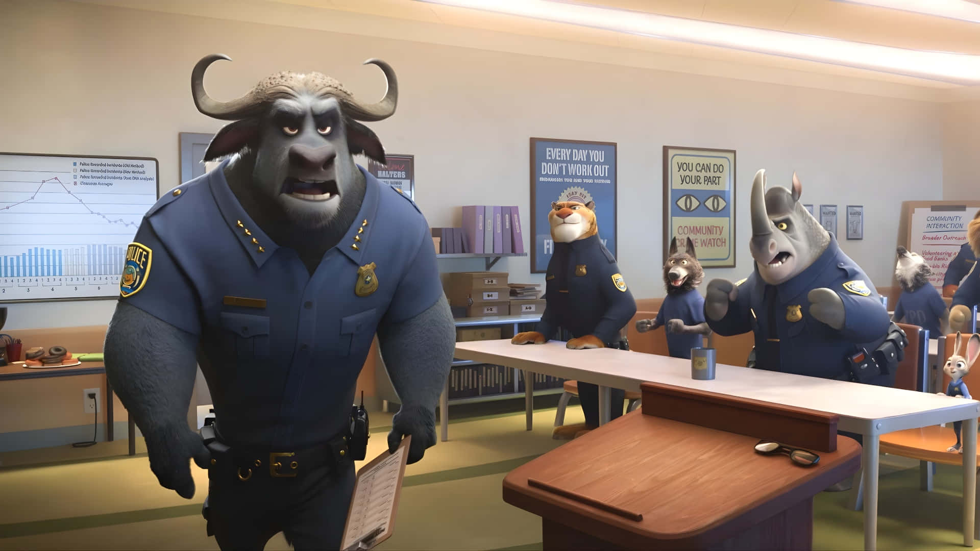  壁紙 — 一個嚴肅嘅動畫水牛警察企喺繁忙嘅動物警署，其他警察喺枱後面。