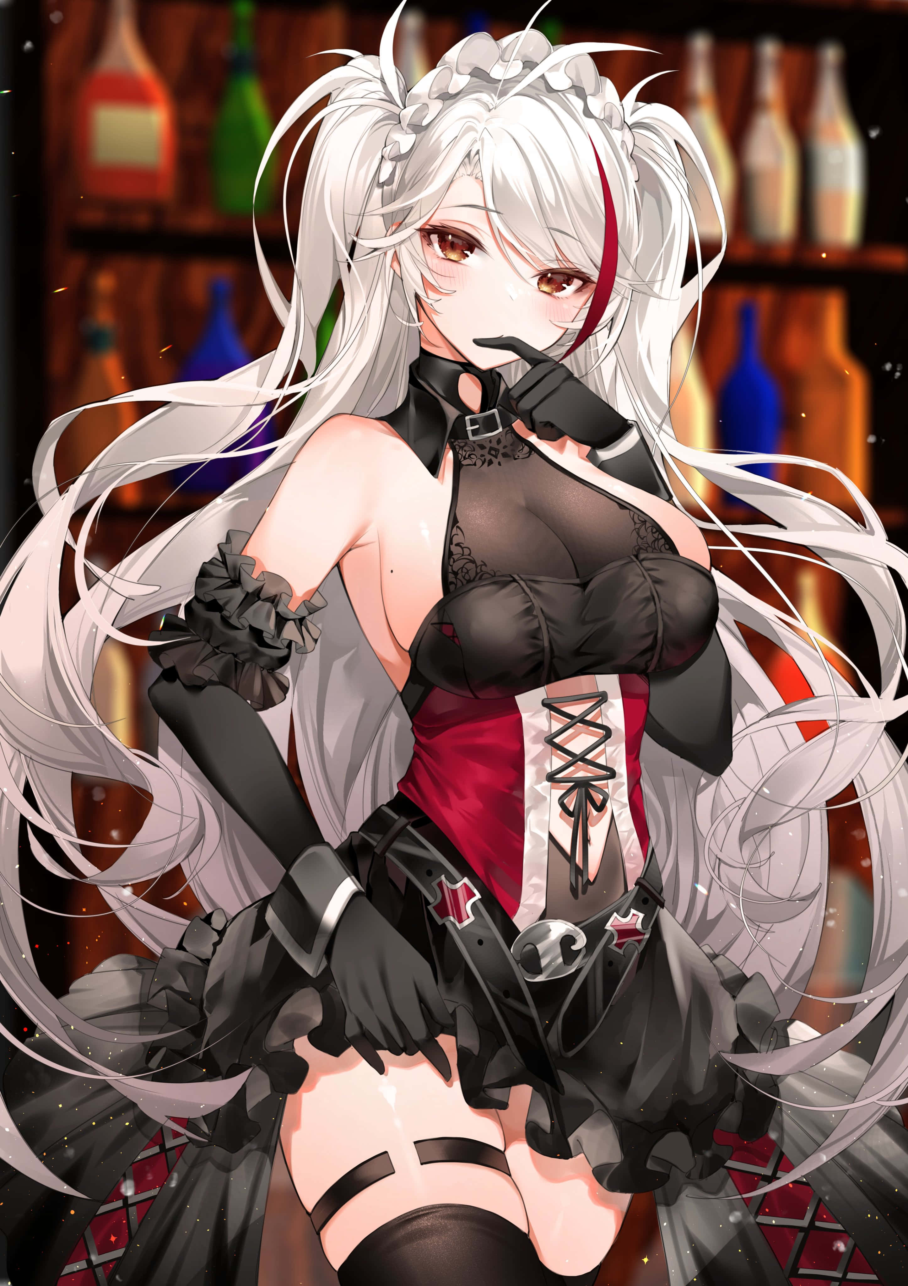 Azur Lane Prinz Eugen 桌布 壁紙 — 一位銀髮動漫女孩穿著黑色和紅色的束身衣，在昏暗的酒吧裡，身後有酒瓶，擺出誘人的姿勢。